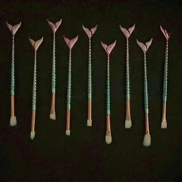 Mermaid Tail Makeup Brush Set with holder and travel case - Picture 3 of 8